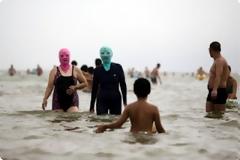 ΔΕΙΤΕ: Κινέζες λουόμενες τρομάζουν τα μικρά παιδιά!