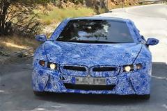 Το εσωτερικό της BMW i8 αποκαλύπτεται