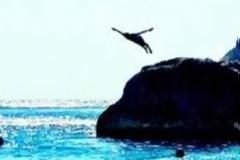 ΔΕΙΤΕ: Ποιος διάσημος τραγουδιστής κάνει αυτό το ριψοκίνδυνο άλμα;