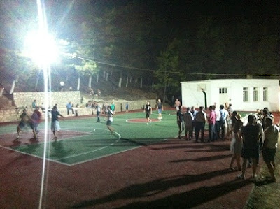 Σε χρήση το νέο γήπεδο μπάσκετ και η καινούργια παιδική χαρά στο Λουτράκι Μαλεβιζίου - Φωτογραφία 2