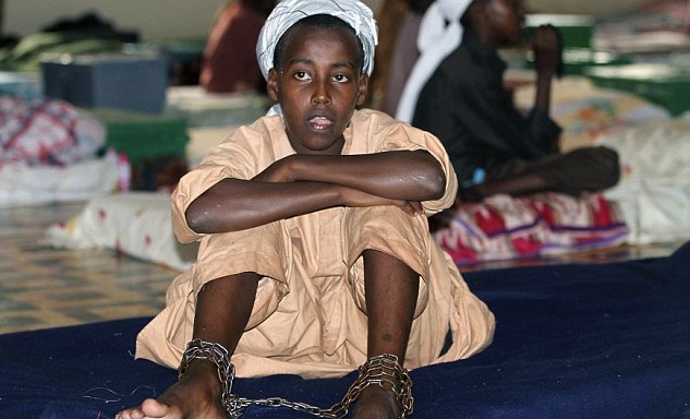 Αλ Κάιντα: Aρπάζει και αλυσοδένει παιδιά - Φωτογραφία 2