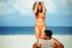 25 ανδρικές συνήθειες που τη σπάνε στις γυναίκες στις διακοπές