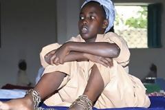 ΣΟΚ: Η Αλ Κάιντα απαγάγει, αλυσοδένει παιδιά και τους μαθαίνει να μισούν τη Δύση