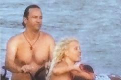 ΔΕΙΤΕ: Μπαλαμούτι σε ερημική παραλία για Ελένη και Ματέο