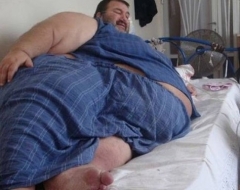 ΒΙΝΤΕΟ: Οικογενειακό δράμα στην Κομοτηνή. Ο πατέρας ζυγίζει 400 κιλά και του έκοψαν τη σύνταξη! - Φωτογραφία 1
