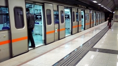 Δείτε στις ΦΩΤΟ τους πιο αγενείς επιβάτες του Μετρό - Φωτογραφία 1