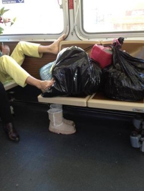 Δείτε στις ΦΩΤΟ τους πιο αγενείς επιβάτες του Μετρό - Φωτογραφία 10