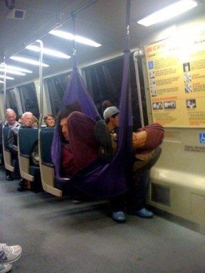 Δείτε στις ΦΩΤΟ τους πιο αγενείς επιβάτες του Μετρό - Φωτογραφία 3