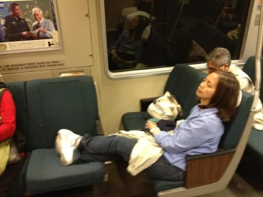Δείτε στις ΦΩΤΟ τους πιο αγενείς επιβάτες του Μετρό - Φωτογραφία 7