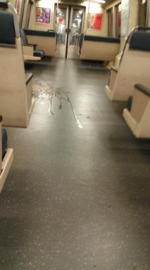 Δείτε στις ΦΩΤΟ τους πιο αγενείς επιβάτες του Μετρό - Φωτογραφία 8