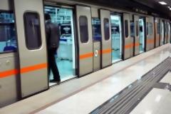 Δείτε στις ΦΩΤΟ τους πιο αγενείς επιβάτες του Μετρό