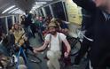 Δείτε στις ΦΩΤΟ τους πιο αγενείς επιβάτες του Μετρό - Φωτογραφία 4