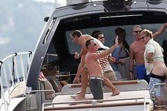 ΔΕΙΤΕ:  Ο αψυχολόγητος Έλτον Τζον βγάζει τα οπίσθιά του σε δημόσια θέα