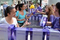 Φωτος -βίντεο: Νέα Υόρκη: Ουρές από γυναίκες και άνδρες για δωρεάν...δονητές!!! (Έχουν ξεφτιλίσει τους γκοΐμ και τώρα κάνουν την πλάκα τους...)