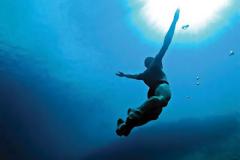 ΑΠΙΣΤΕΥΤΟ - Με μια ανάσα καταδύθηκε στα 101 μέτρα! [ΒΙΝΤΕΟ]