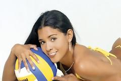 Jaqueline Carvalho: Μία καυτή Βραζιλιάνα παίζει στην... άμμο!