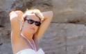 ΔΕΙΤΕ: Η Φ.Σκορδά πιο σέξι από ποτέ με λευκό μπικίνι στην παραλία! - Φωτογραφία 4