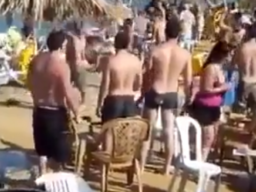 ΑΠΙΣΤΕΥΤΟ VIDEO: Ξύλο και των...λουομένων σε παραλία - Φωτογραφία 1