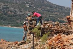 Ολημερίς το χτίζανε, το βράδυ γκρεμιζόταν..!