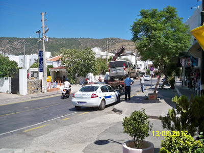 Αφιερωμένο στους Ελληναράδες που παρκάρουν όπου βρουν - Φωτογραφία 4
