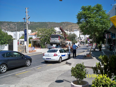 Αφιερωμένο στους Ελληναράδες που παρκάρουν όπου βρουν - Φωτογραφία 5