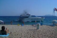 ΦΩΤΟ: Λουόμενοι πετούσαν πέτρες σε γιοτ που… «πάρκαρε» επάνω τους!