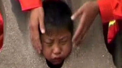 Σφήνωσε το κεφαλάκι του παιδιού σε πέτρινο μπαλκόνι. Βίντεο - Φωτογραφία 1