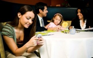 Εστιατόριο προσφέρει κίνητρα σε όσους δεν χρησιμοποιούν κινητό - Φωτογραφία 1