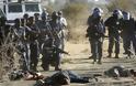 Ν. Αφρική: 40 νεκροί σε συγκρούσεις αστυνομικών και απεργών..Τα επεισόδια σημειώθηκαν σε ορυχείο - Οι εργαζόμενοι ζητούν αυξήσεις.
