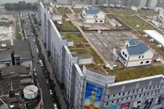 Και όμως συνέβη! Πωλούνται βίλες που βρίσκονται στην οροφή εμπορικού κέντρου