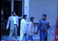 Βίντεο σοκ! Πακιστανοί απαγάγουν ομοεθνείς τους μέσα από τα σπίτια τους, στο κέντρο της Αθήνας - Φωτογραφία 1