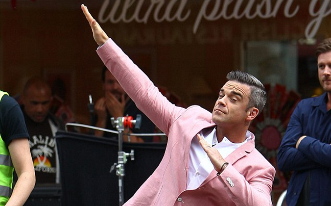 ΔΕΙΤΕ: Αυτοκίνητο χτύπησε τον Robbie Williams! [ΦΩΤΟ ΚΑΡΕ-ΚΑΡΕ] - Φωτογραφία 5