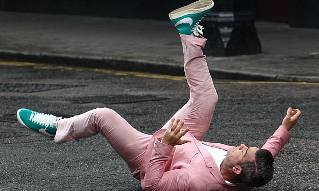 ΔΕΙΤΕ: Αυτοκίνητο χτύπησε τον Robbie Williams! [ΦΩΤΟ ΚΑΡΕ-ΚΑΡΕ] - Φωτογραφία 6