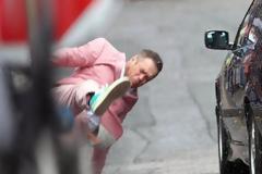 ΔΕΙΤΕ: Αυτοκίνητο χτύπησε τον Robbie Williams! [ΦΩΤΟ ΚΑΡΕ-ΚΑΡΕ]