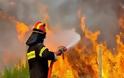 Εκκενώθηκαν χωριά – Ανεξέλεγκτη η φωτιά στην Χίο