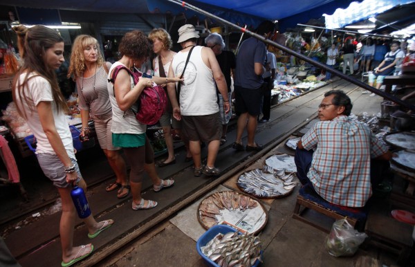 Μαζέψτε την λαϊκή αγορά να περάσει το... τρένο – ΦΩΤΟ ΚΑΙ ΒΙΝΤΕΟ! - Φωτογραφία 2