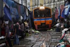 Μαζέψτε την λαϊκή αγορά να περάσει το... τρένο – ΦΩΤΟ ΚΑΙ ΒΙΝΤΕΟ!