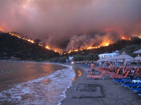 Συγκλονιστικές φωτογραφίες από τις πυρκαγιές που κατακαίνε την Χίο - Φωτογραφία 3