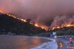 Συγκλονιστικές φωτογραφίες από τις πυρκαγιές που κατακαίνε την Χίο