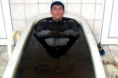 Κλινική χρησιμοποιεί πετρέλαιο για θεραπευτικά λουτρά! [φωτο]