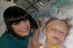 Ξύπνησε από το κώμα όταν η αγαπημένη της τραγουδίστρια της τραγούδησε στο αυτί!