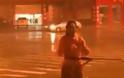 ΒΙΝΤΕΟ: Έδεσαν τη ρεπόρτερ για να συνεχίσει να περιγράφει τον τυφώνα!