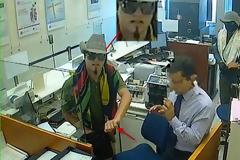 ΔΕΙΤΕ: Ληστεία στην Πάρο: Στη δημοσιότητα οι φωτογραφίες του 29χρονου