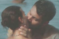 ΔΕΙΤΕ: Ν.ΛΟΤΣΑΡΗ: Καυτά φιλιά στην παραλία με νέο σύντροφο!