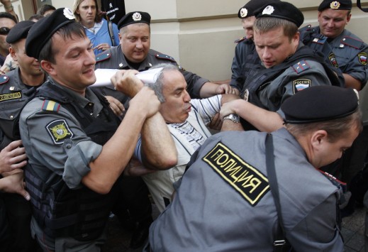 Συνέλαβαν τον (Εβραίο) Γκάρι Κασπάροφ με την κατηγορία ότι δάγκωσε αστυνομικό!!! (Βρικόλακας του σιωνισμού...) - Φωτογραφία 1