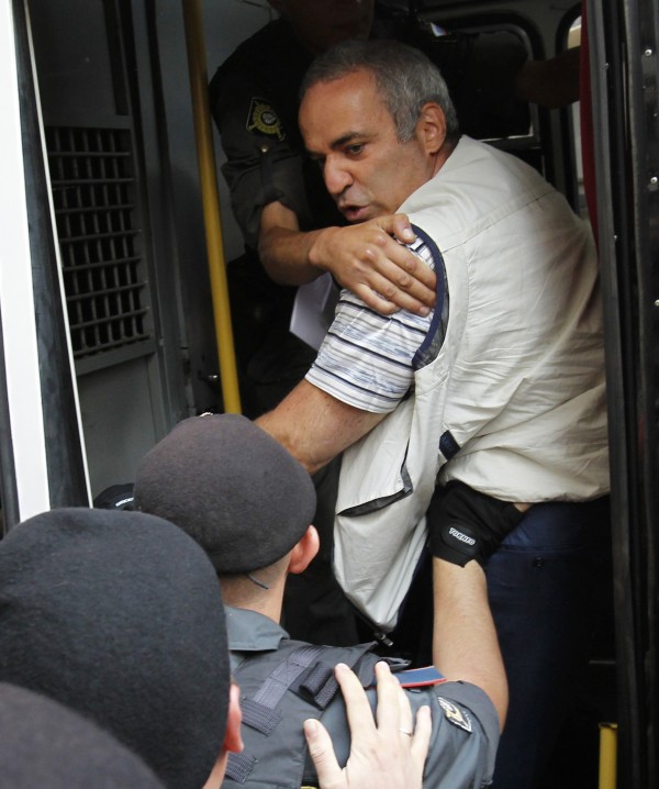 Συνέλαβαν τον (Εβραίο) Γκάρι Κασπάροφ με την κατηγορία ότι δάγκωσε αστυνομικό!!! (Βρικόλακας του σιωνισμού...) - Φωτογραφία 2