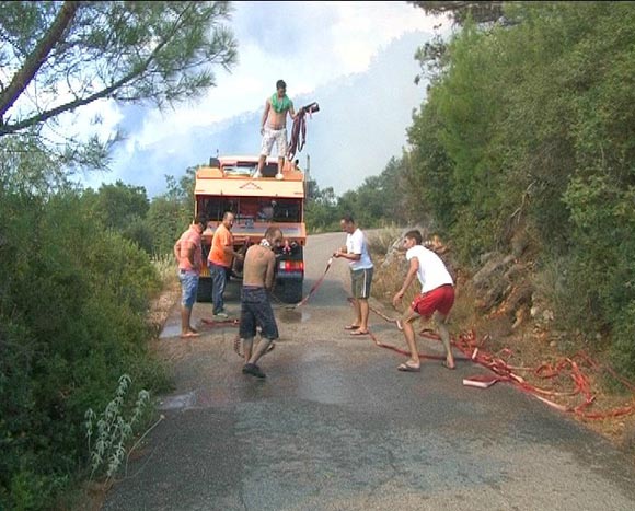 ΔΕΙΤΕ: Φωτιά σε Παραβόλα και Αφρατό - Φωτογραφία 2