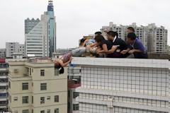 Συγκλονιστικές εικόνες: Την έσωσαν λίγο πριν...βουτήξει