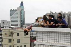 ΣΥΓΚΛΟΝΙΣΤΙΚΕΣ ΦΩΤΟΓΡΑΦΙΕΣ: Την έσωσαν δευτερόλεπτα πριν πέσει στο κενό