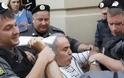 O Κασπάροφ δάγκωσε αστυνομικό και κινδυνεύει με φυλάκιση